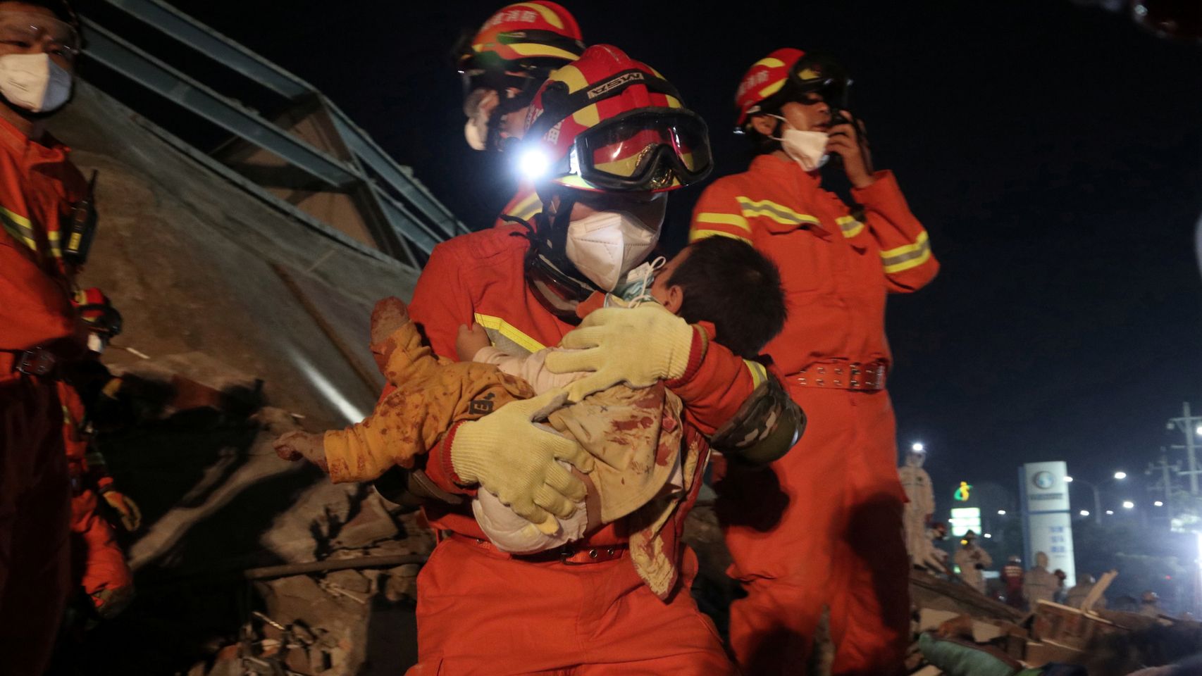 Un bombero rescata a un bebé del derrumbamiento.