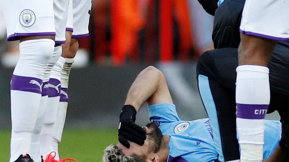 'Kun' Agüero se duele sobre el césped en el derbi de Manchester