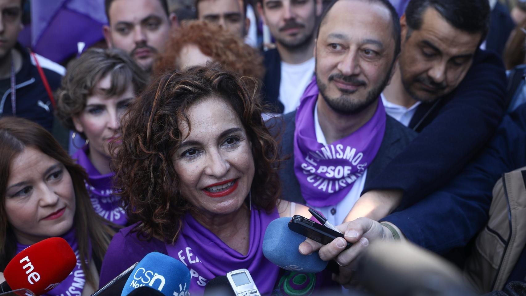 La ministra María Jesús Montero en la manifestación del 8 de marzo, Día Internacional de la Mujer, en Sevilla.