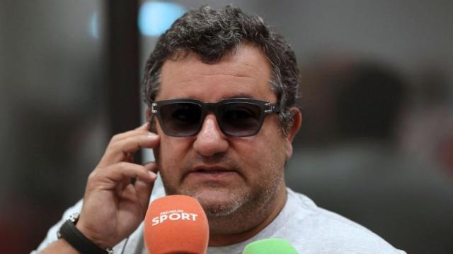 Mino Raiola hablando por teléfono