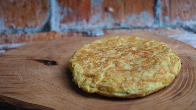 Tortilla de patatas con cebolla, videorreceta con todos los trucos
