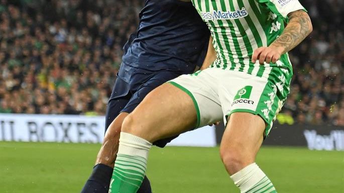 Varane y Loren Morón, en el Betis - Real Madrid de La Liga