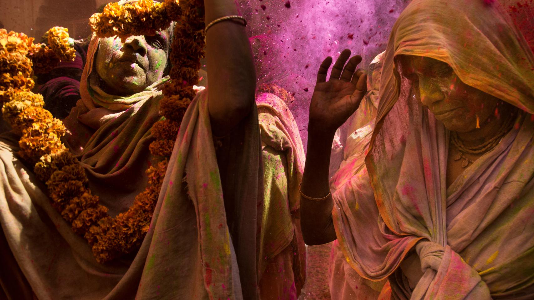 Dos mujeres en la ceremonia de Holi en la India.