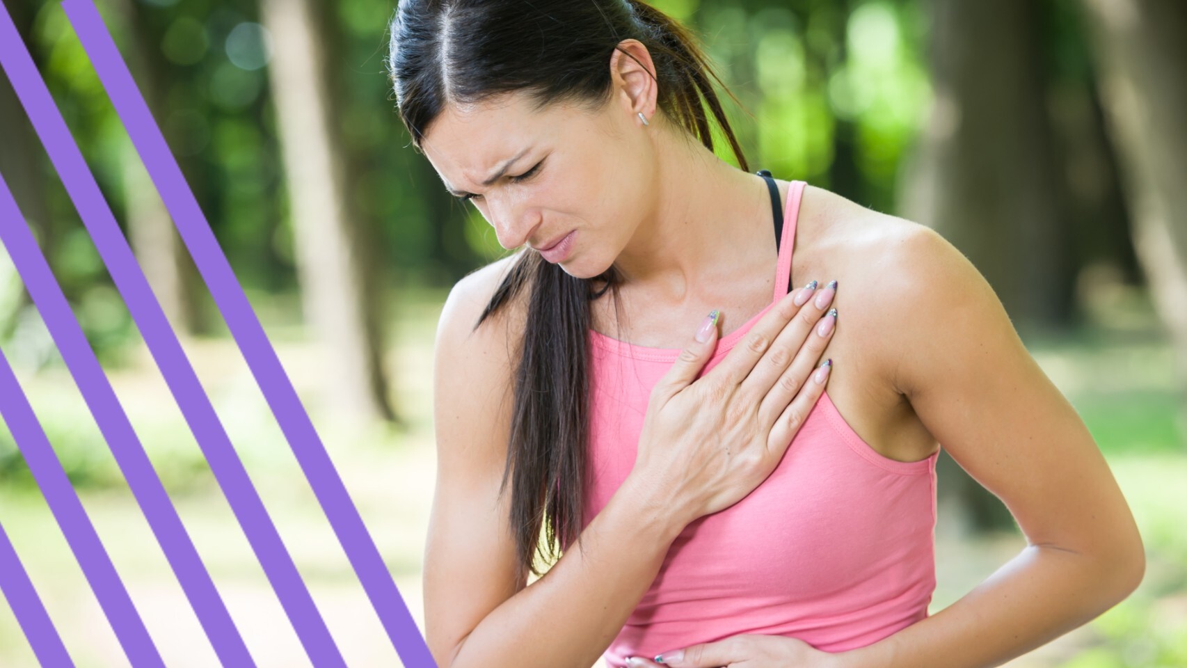 Una mujer con dolor en el pecho.