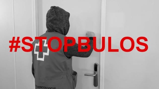 Un falso voluntario de Cruz Roja.