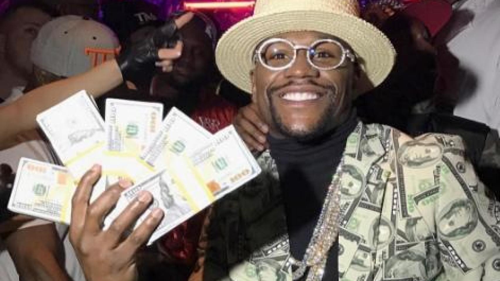Floyd Mayweather posa con billetes