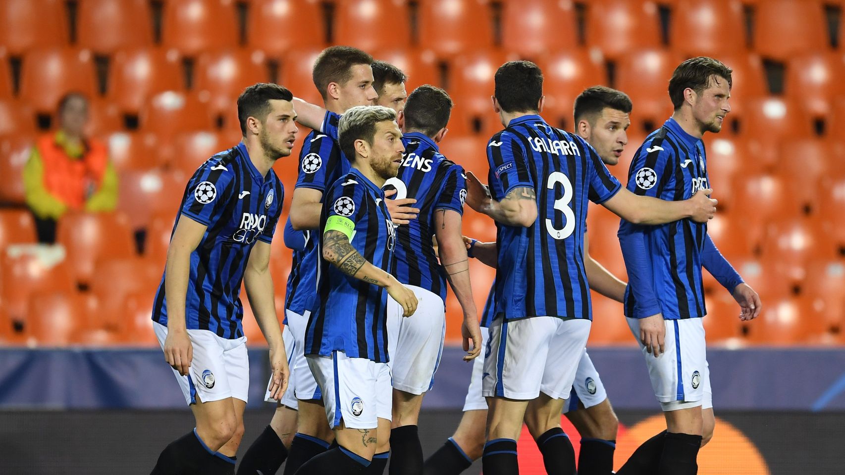 Los jugadores del Atalanta celebran uno de los goles del partido