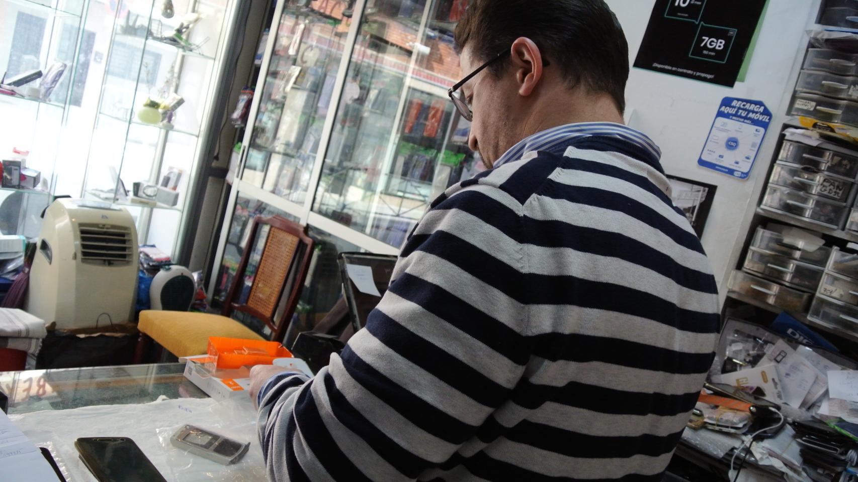Abdul Rahim, en su tienda de Madrid, en la semana en que se cumplen 16 años de los atentados del 11-M.