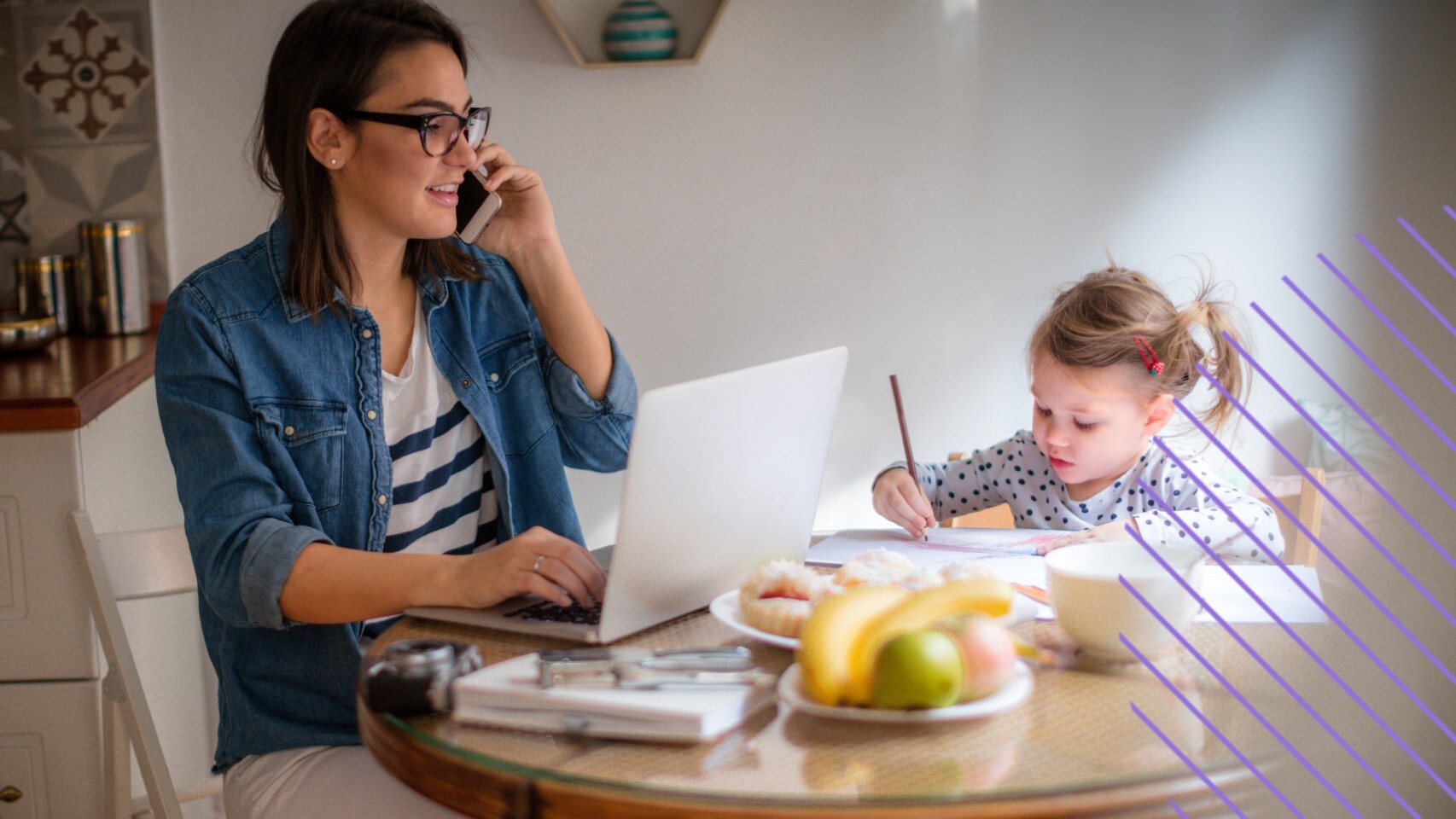 Una madre teletrabajando junto a su hija.
