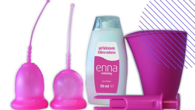 La primera copa menstrual trae dos copas, una más corta y otra talla small.