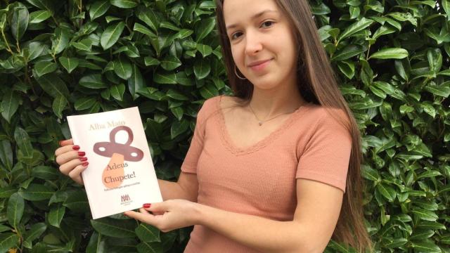 La autora, Alba Mato, con su primer libro Adeús chupete