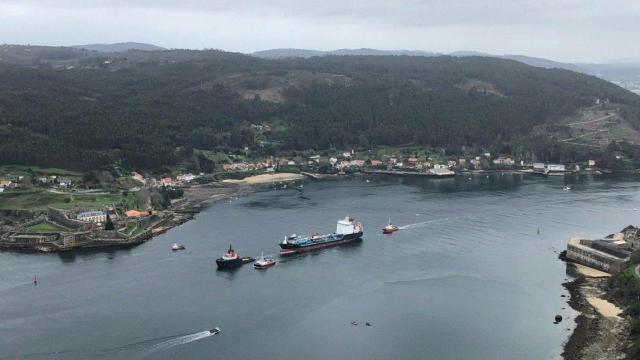 El buque Blue Star abandonando el puerto de Ferrol