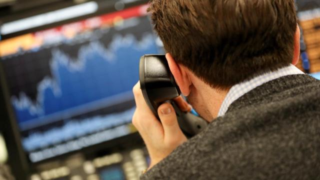 Un agente de bolsa consulta pantallas de cotización.