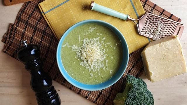 Crema de brócoli con queso cheddar, receta de verduras con mucho sabor