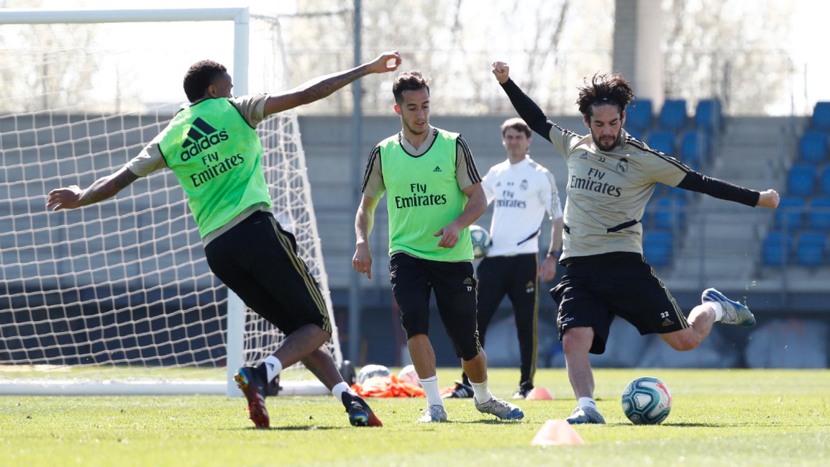 Los jugadores del Real Madrid durante el entrenamiento.