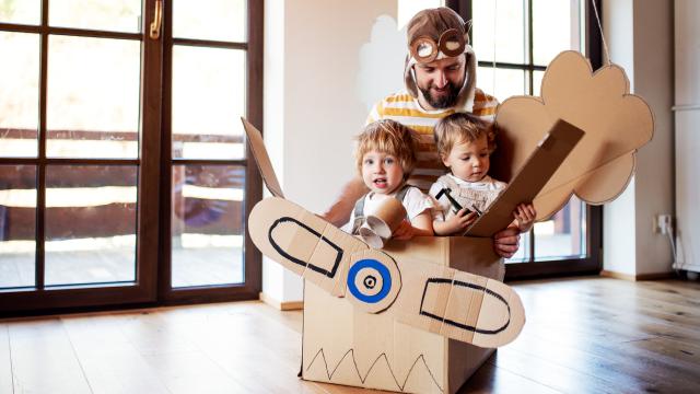 Un padre jugando con sus hijos.