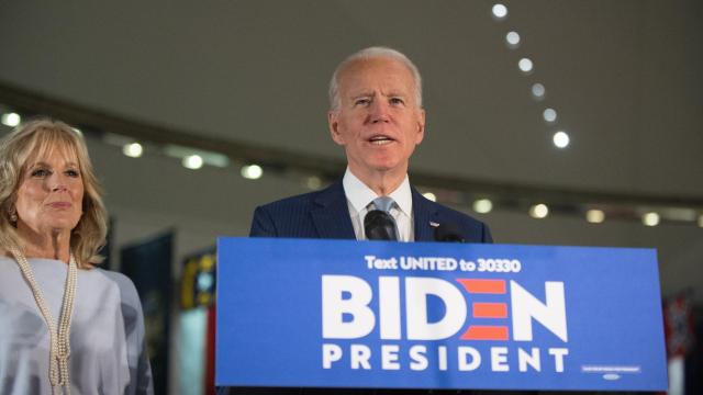 Joe Biden en un mitin junto a su mujer, Jill.