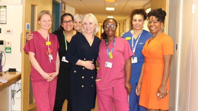 Nadine Dorries, ministra de Salud del Reino Unido, con profesionales sanitarias.