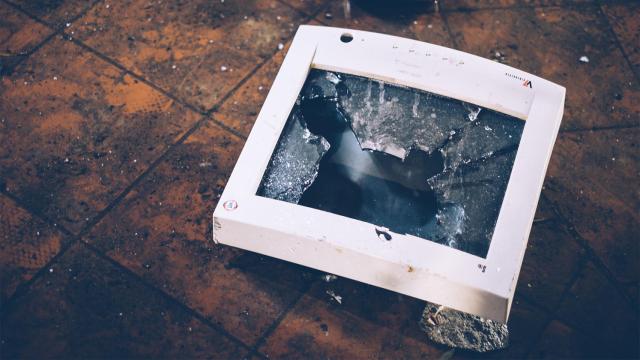 Monitor antiguo roto.