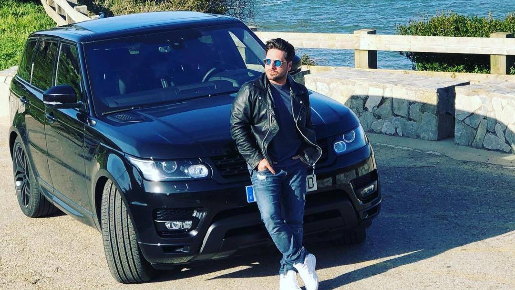 David Bustamante, en su coche Land Rover.
