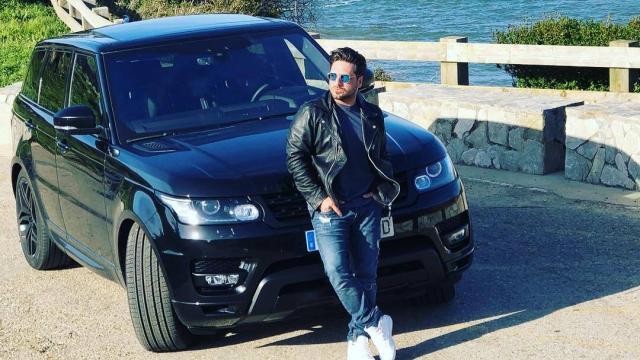 David Bustamante, en su coche Land Rover.