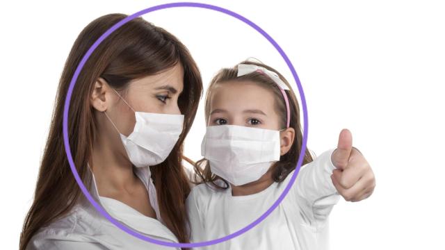 Una mamá y una niña, con mascarilla.