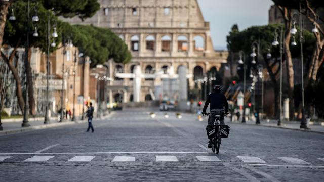 Un repartidor de comida en una calle vacía de Roma este jueves