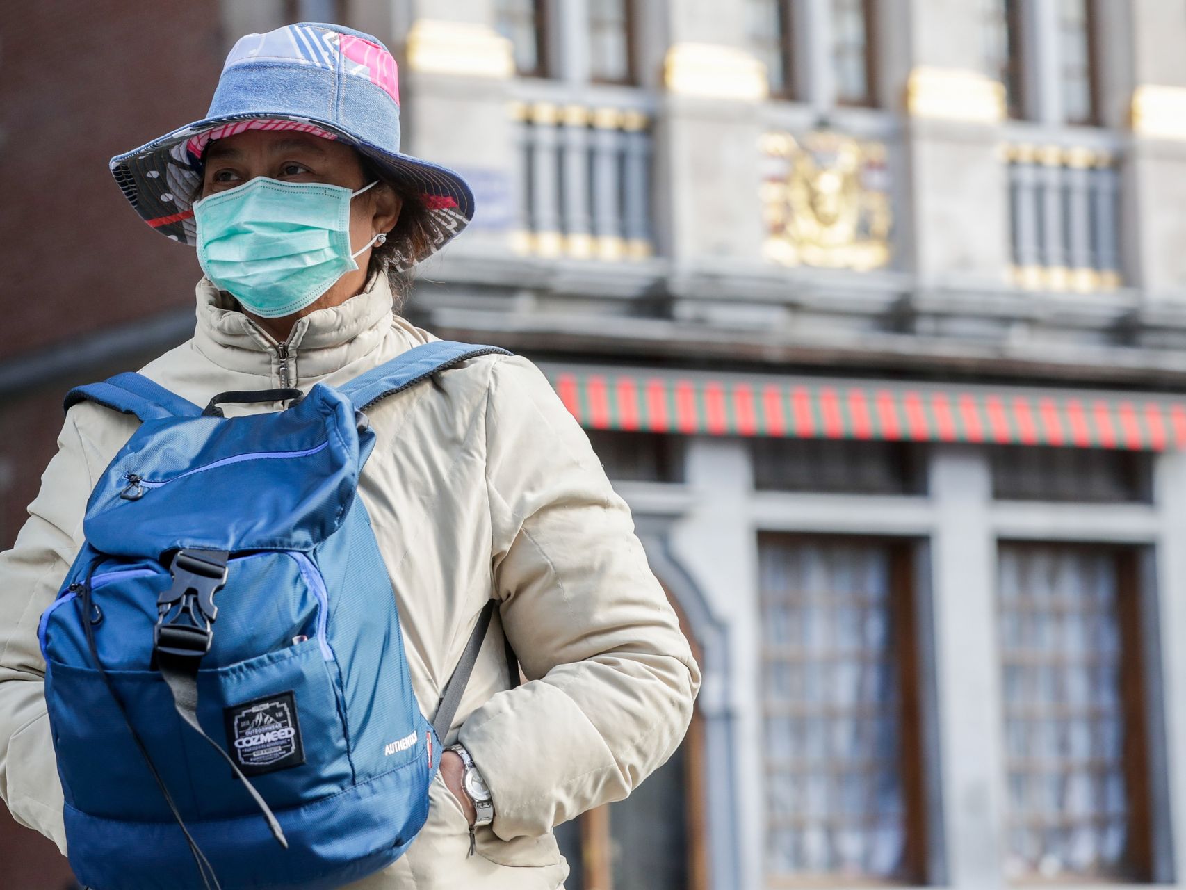 Una mujer con mascarilla en el centro de Bruselas