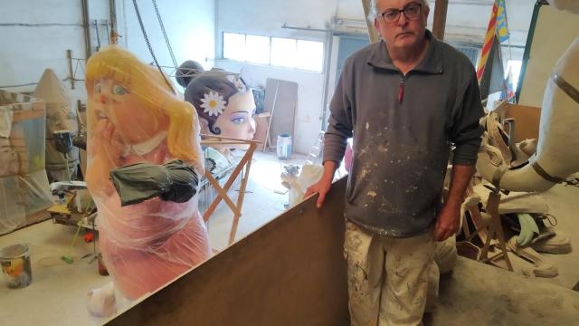 El artista fallero José Manuel Mora en su taller de Manises (Valencia), rodeado de 'ninots'.