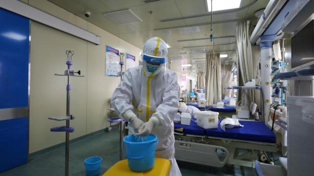 Médicos trabajando con el equipo de protección.