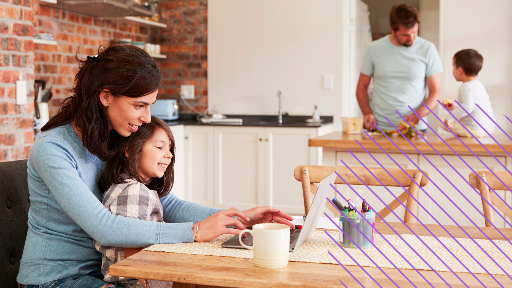 Una pareja con sus hijos en casa.