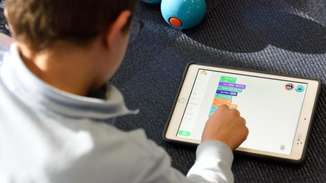 Niño jugando con una tablet.