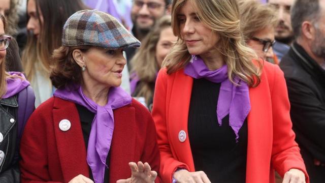 Begoña Gómez, esposa del presidente del Gobierno, junto a Carmen Calvo en la manifestación del 8-M.