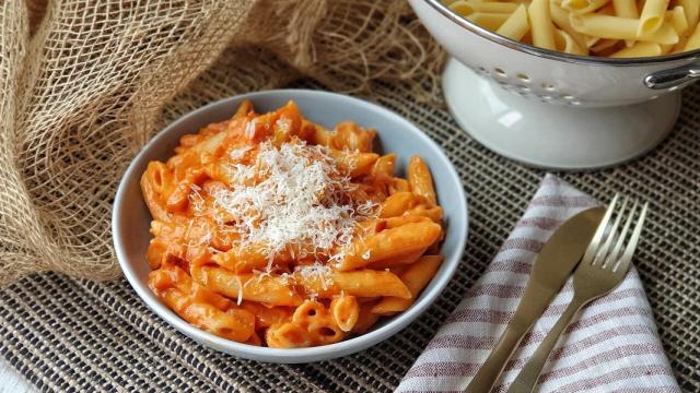 Macarrones con salsa de vodka, atrévete a redescubrir este clásico