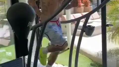 Sergio Ramos, sobre la cinta de correr en su casa