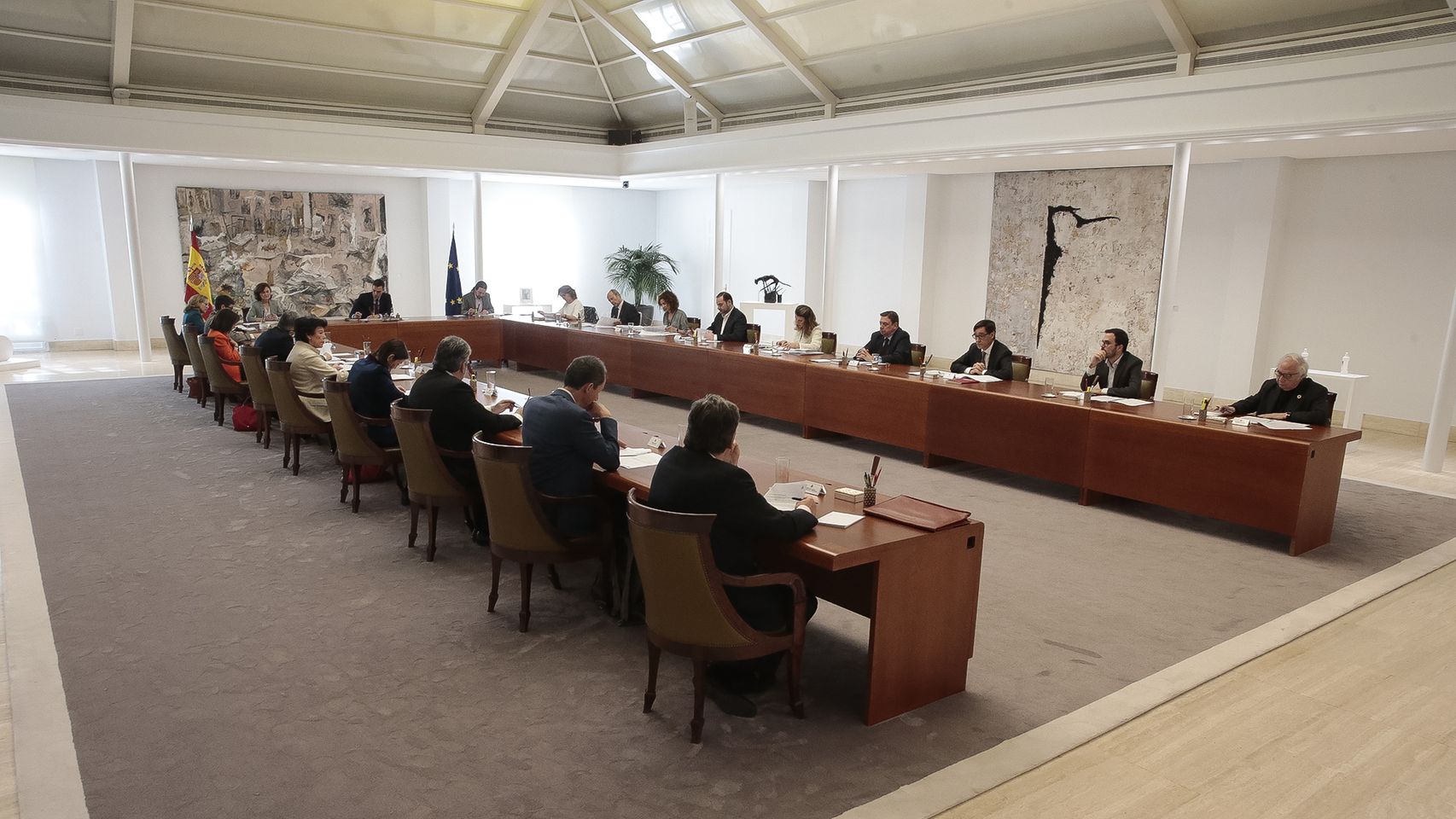 La sala especial habilitada para un Consejo de Ministros extraordinario con medidas de distancia social.