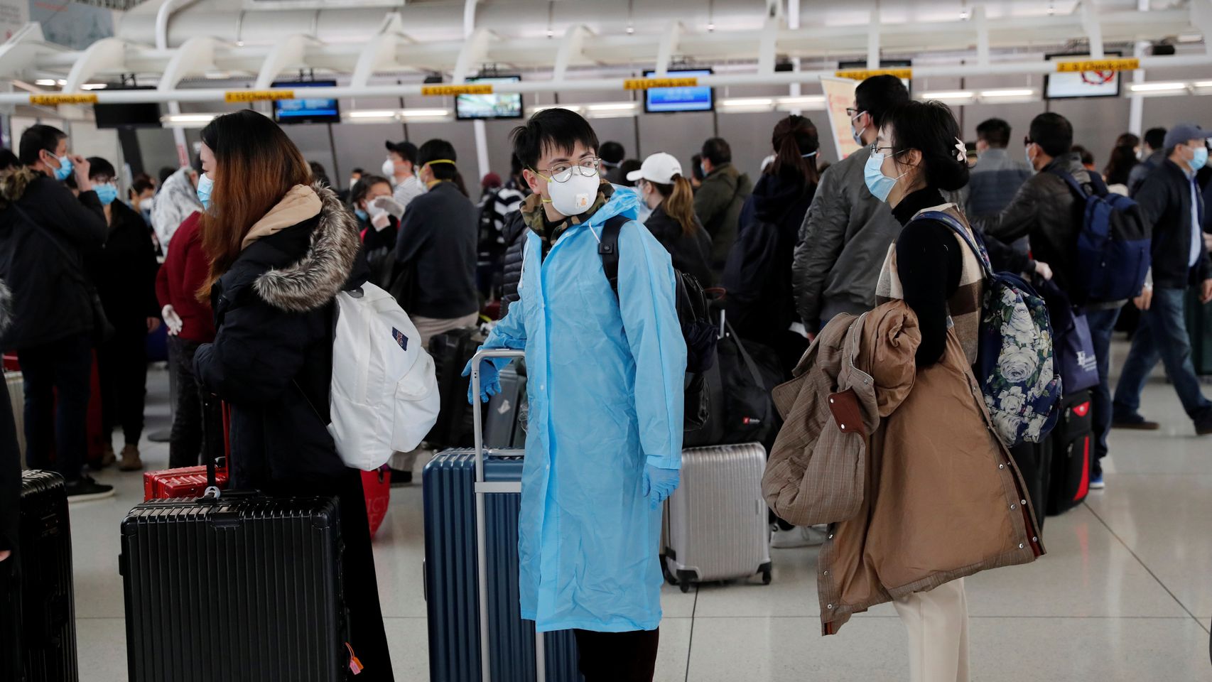 Pasajeros esperan en el aeropuerto JFK de Nueva York a embarcar a un vuelo que se dirigirá a China.