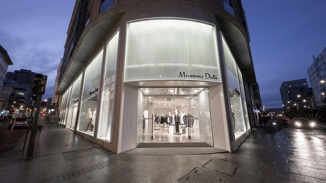 Tienda de Massimo Dutti en la calle Juana de Vega de A Coruña.
