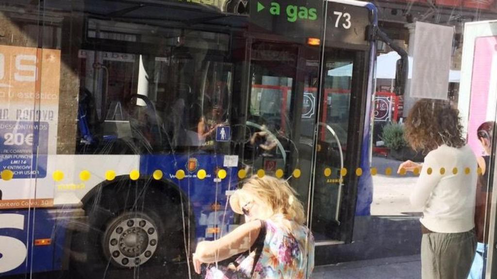 Vallisoletanos usando el autobús urbano.