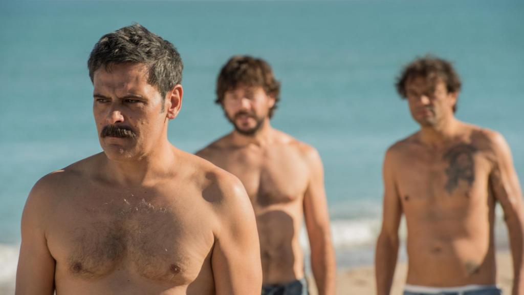 Roberto Enríquez y Álvaro Morte en 'El Embarcadero' (Movistar)