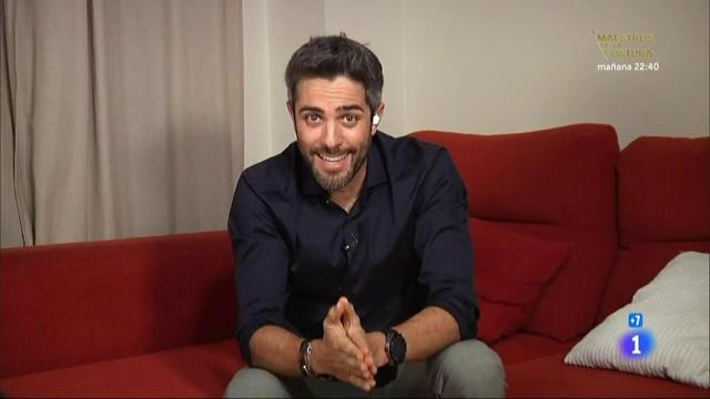Roberto Leal condujo la emisión desde un set improvisado en su casa de Madrid.