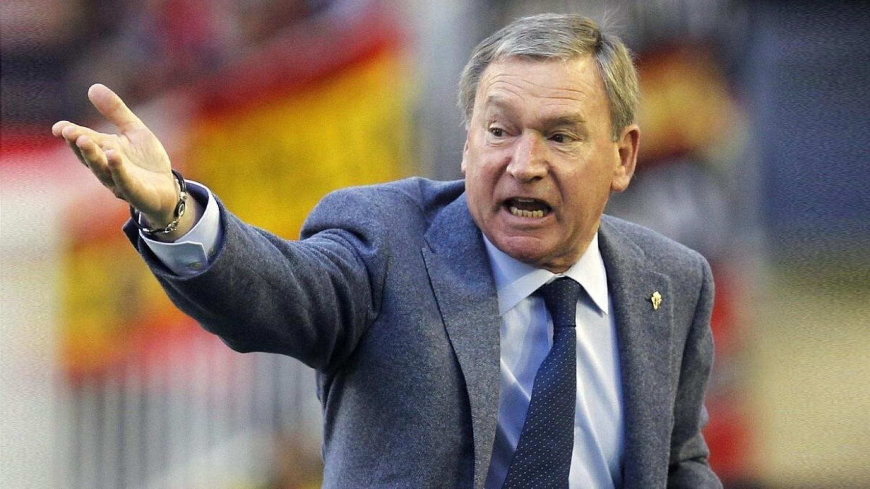 Javier Clemente dirigiendo un partido como entrenador