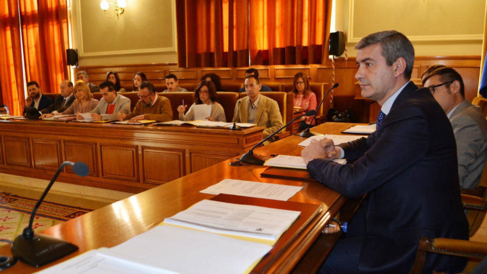 Álvaro Gutiérrez, presidente de la Diputación de Toledo, en un reciente pleno de la institución provincial