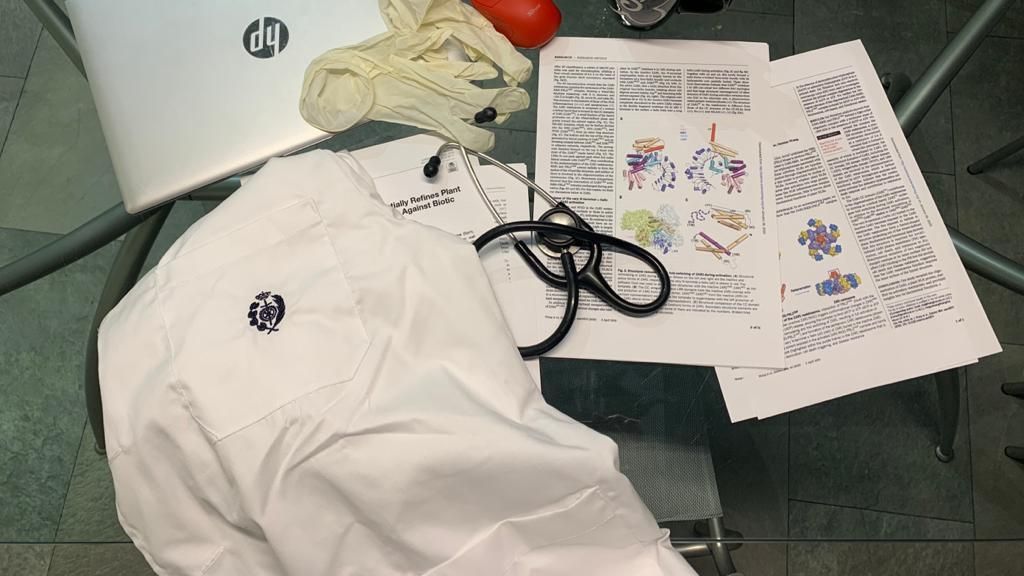 Kit de trabajo del médico entrevistado para la realización del reportaje.