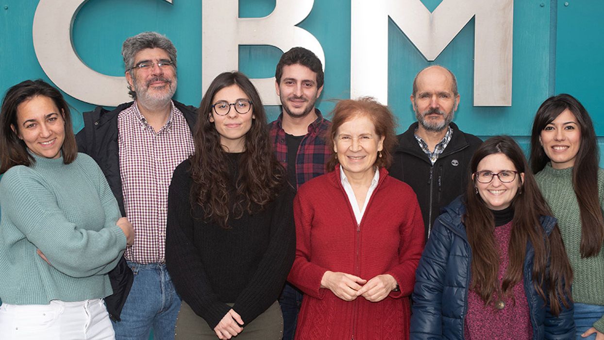 Miembros del equipo de inmunología viral del CSIC junto a Margarita del Val en el centro.