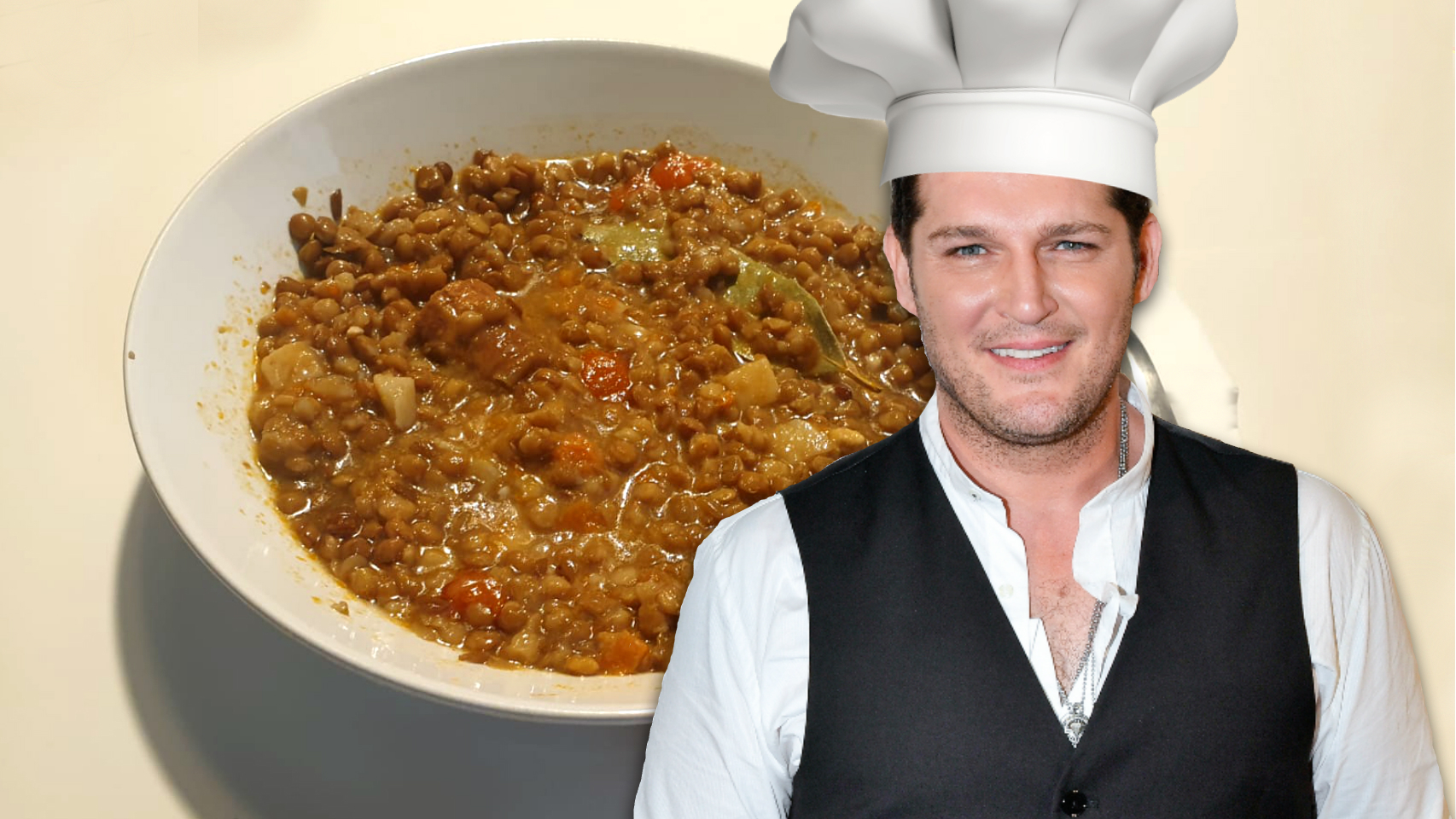 Manu Tenorio en un montaje de JALEOS junto a las lentejas con chorizo.