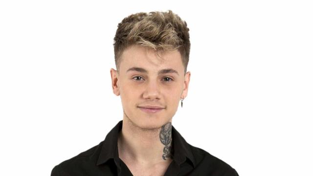 Hugo se ha besado con su compañera Eva al despedirse de ella.