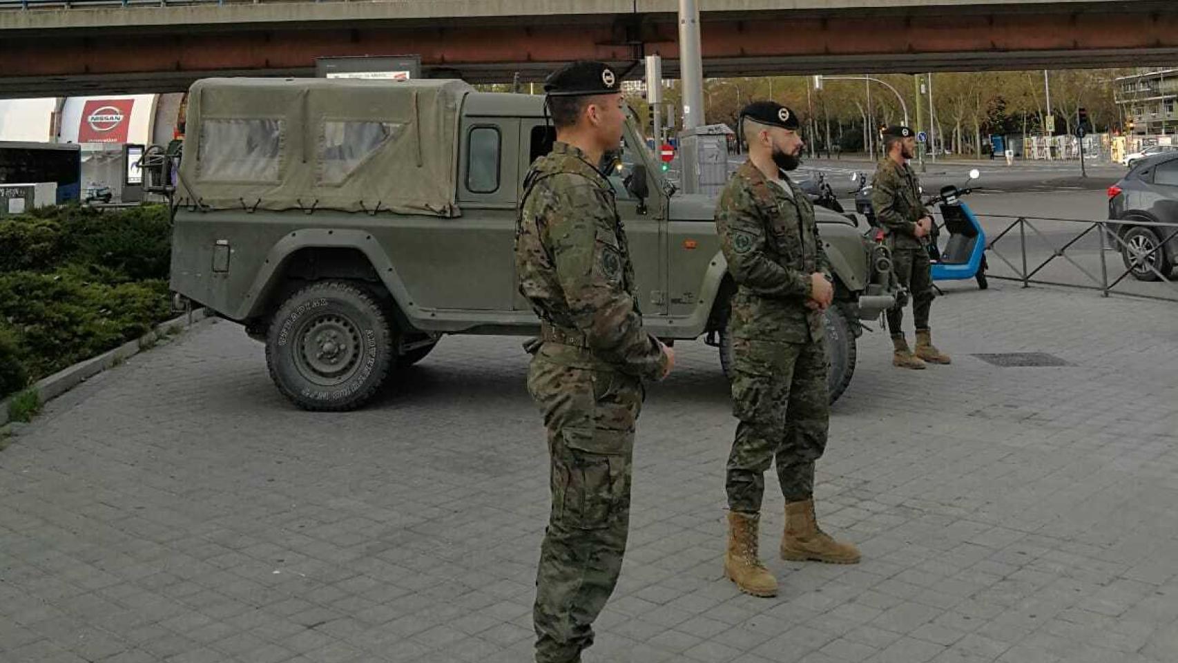 Brigada XII Guadarrama monta guardia en la zona de Nuevos Ministerios (Madrid).