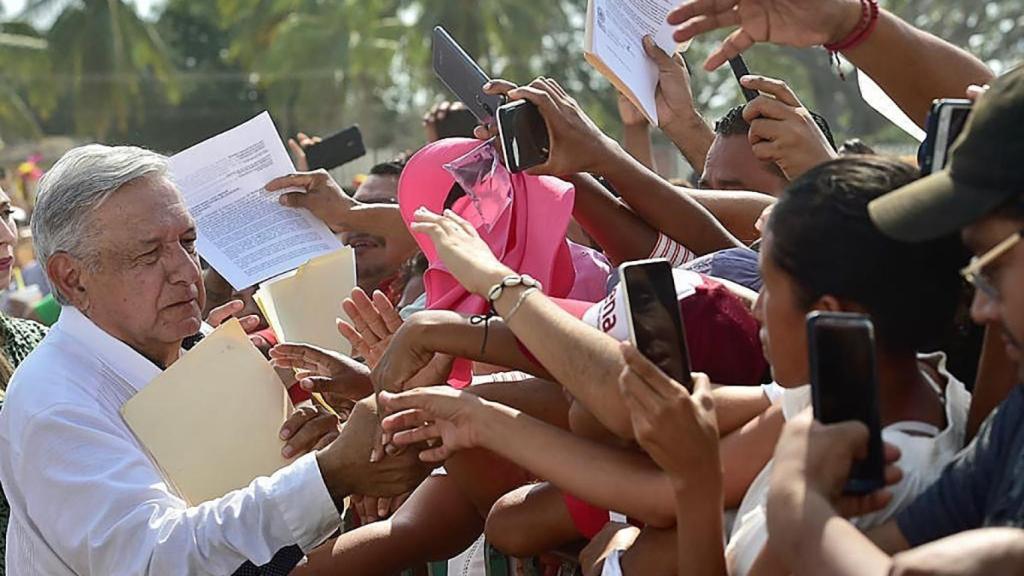 AMLO saluda a los ciudadanos de Marquelia, en el estado de Guerrero (México).