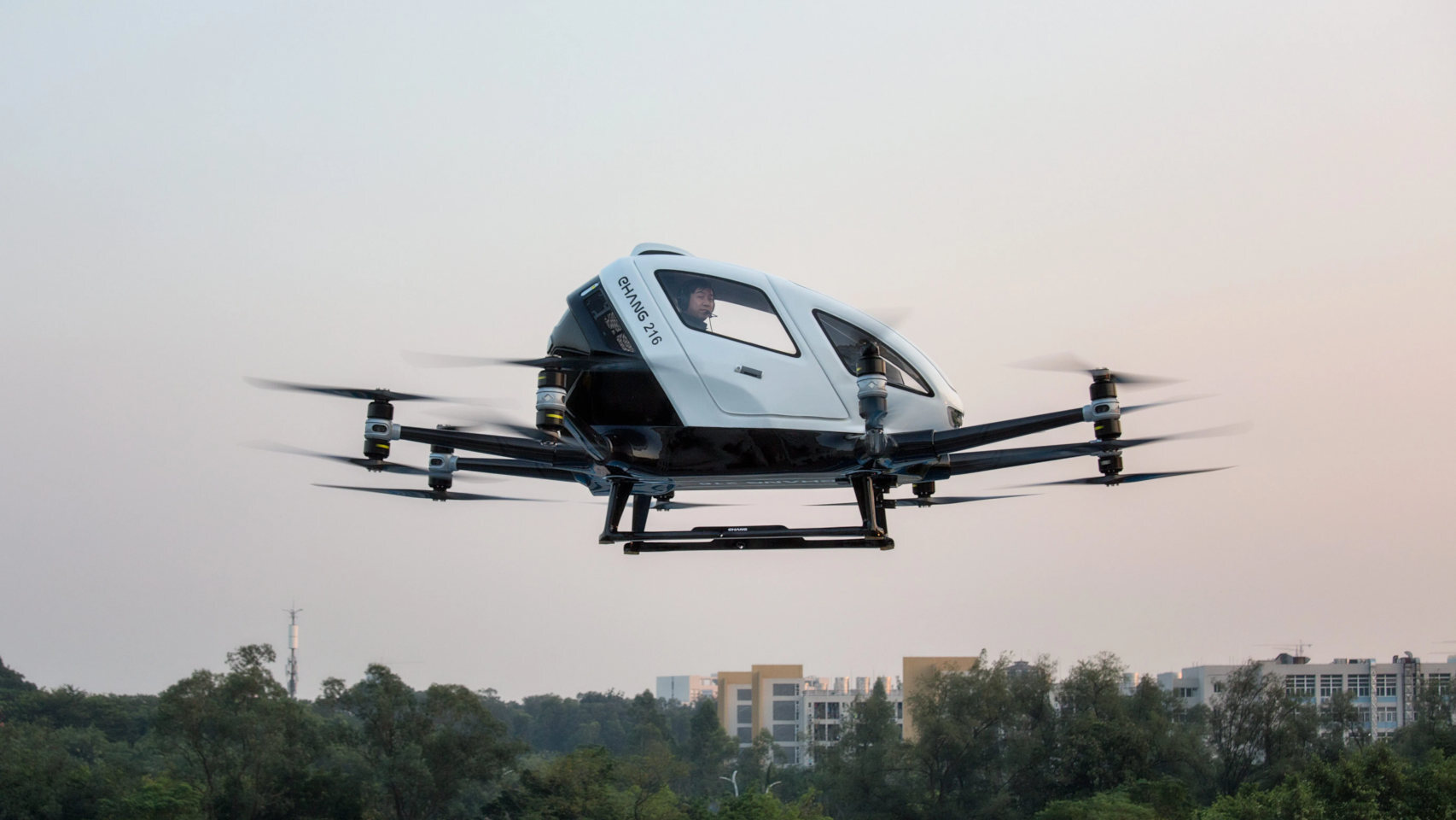 eHang 216, en un vuelo de demostración